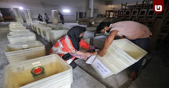 বিভিন্ন কেন্দ্রে ব্যালট বাক্স পাঠানোর প্রস্তুতিছবি: সংগৃহীত